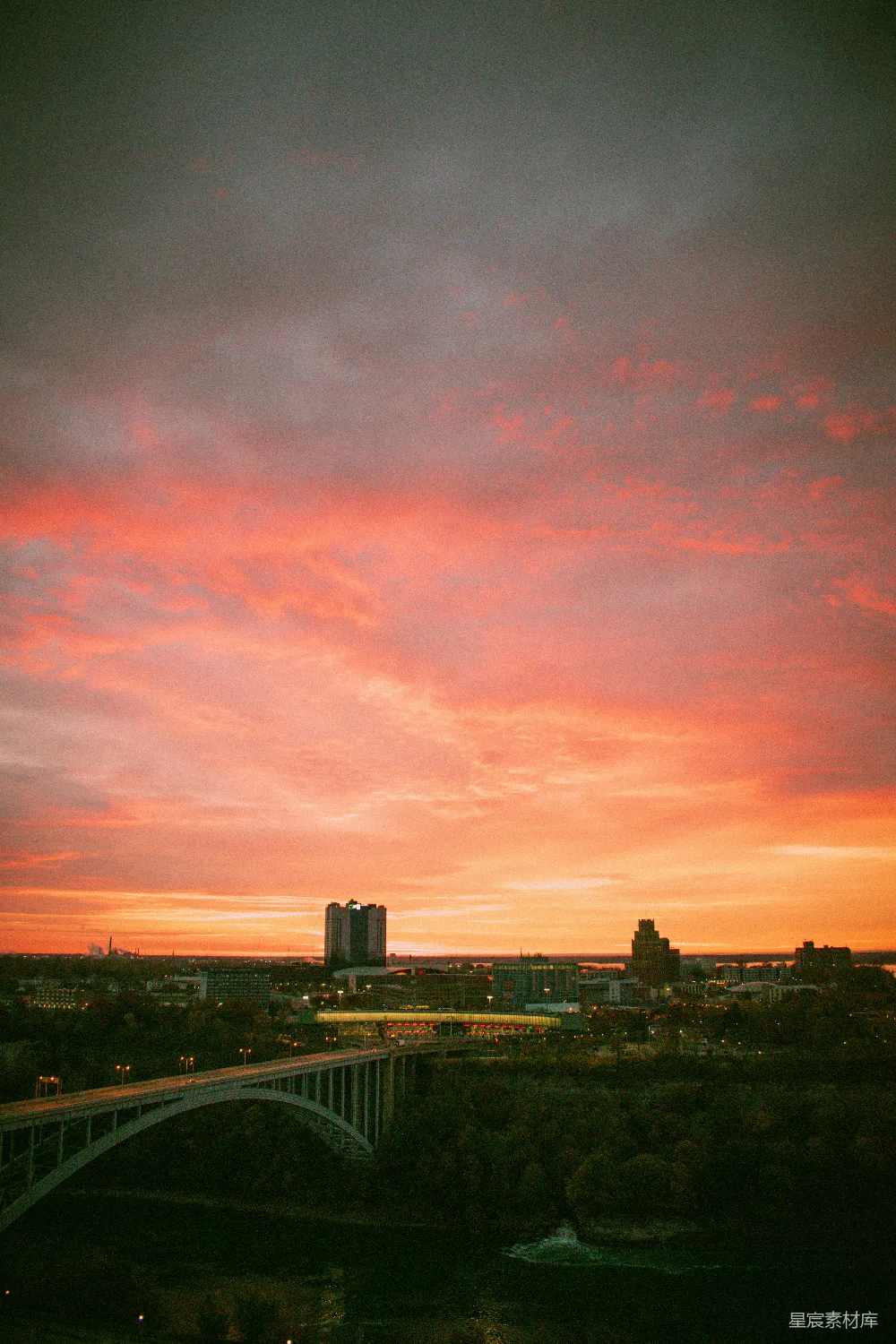 高清摄影  夕阳下的河上桥景