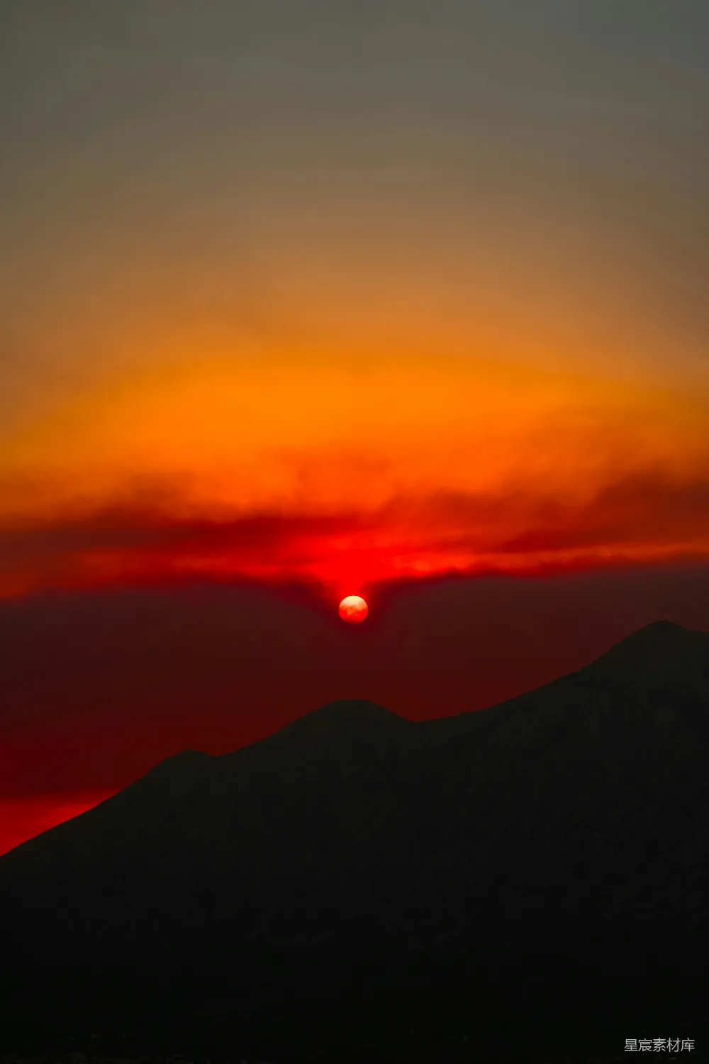 高清摄影  夕阳正在山脉上落下
