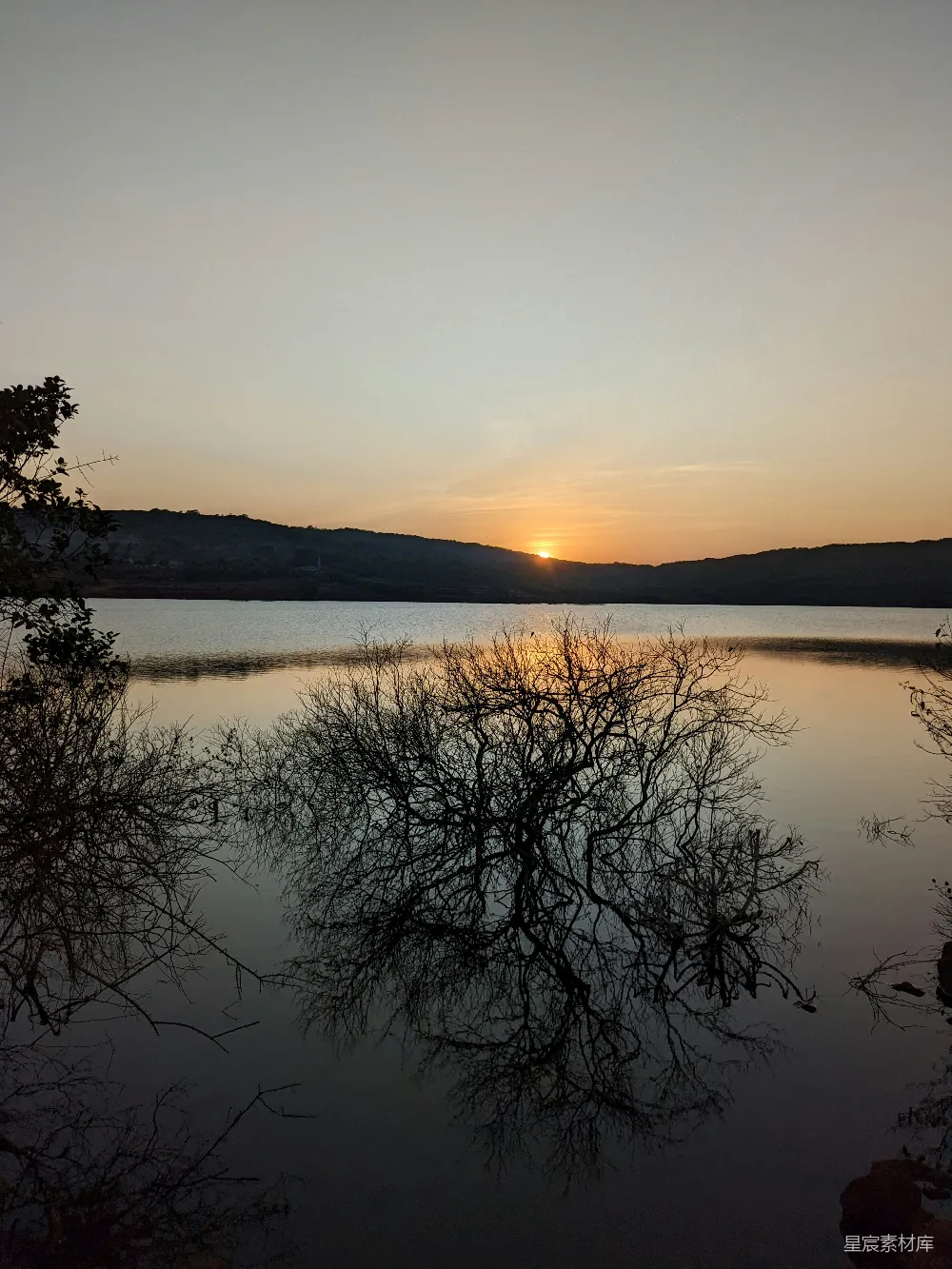 高清摄影 自然 夕阳西下，树木在前景中倒映在湖面上。