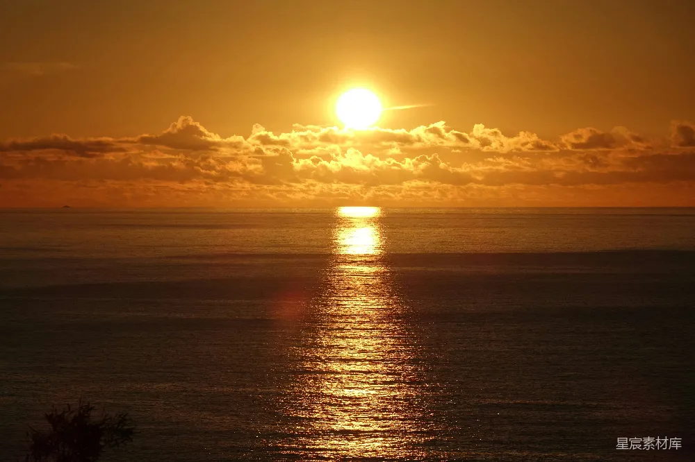 高清摄影  夕阳金光洒在海面上，阳光映照在水面上。