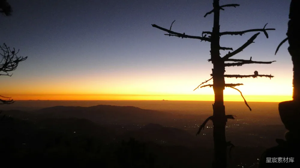 高清摄影  夕阳西下，山峦连绵。