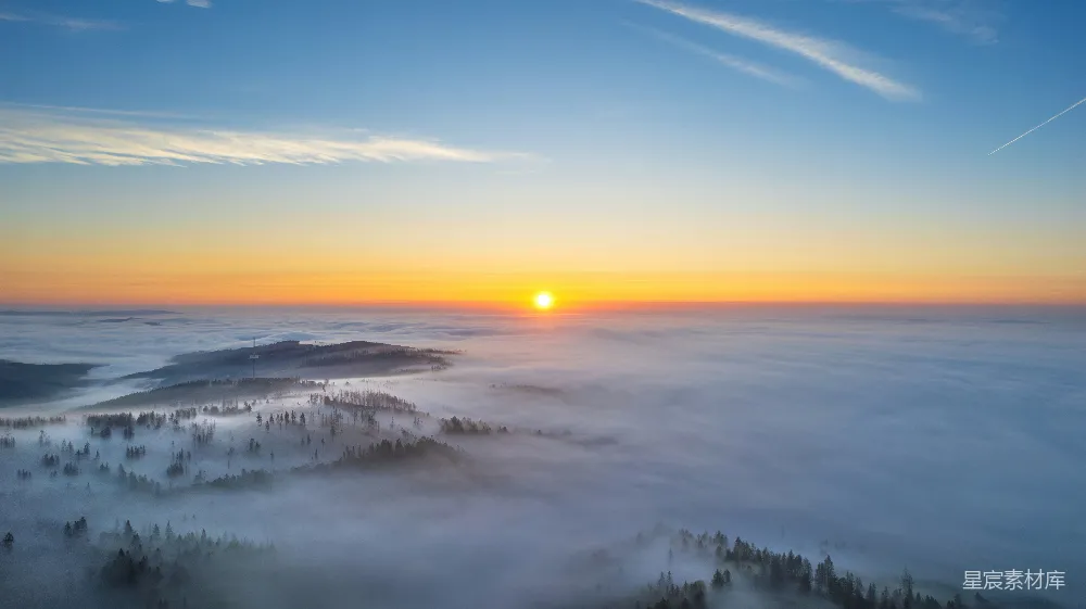 高清摄影  太阳正落在这片雾气弥漫的山谷上。