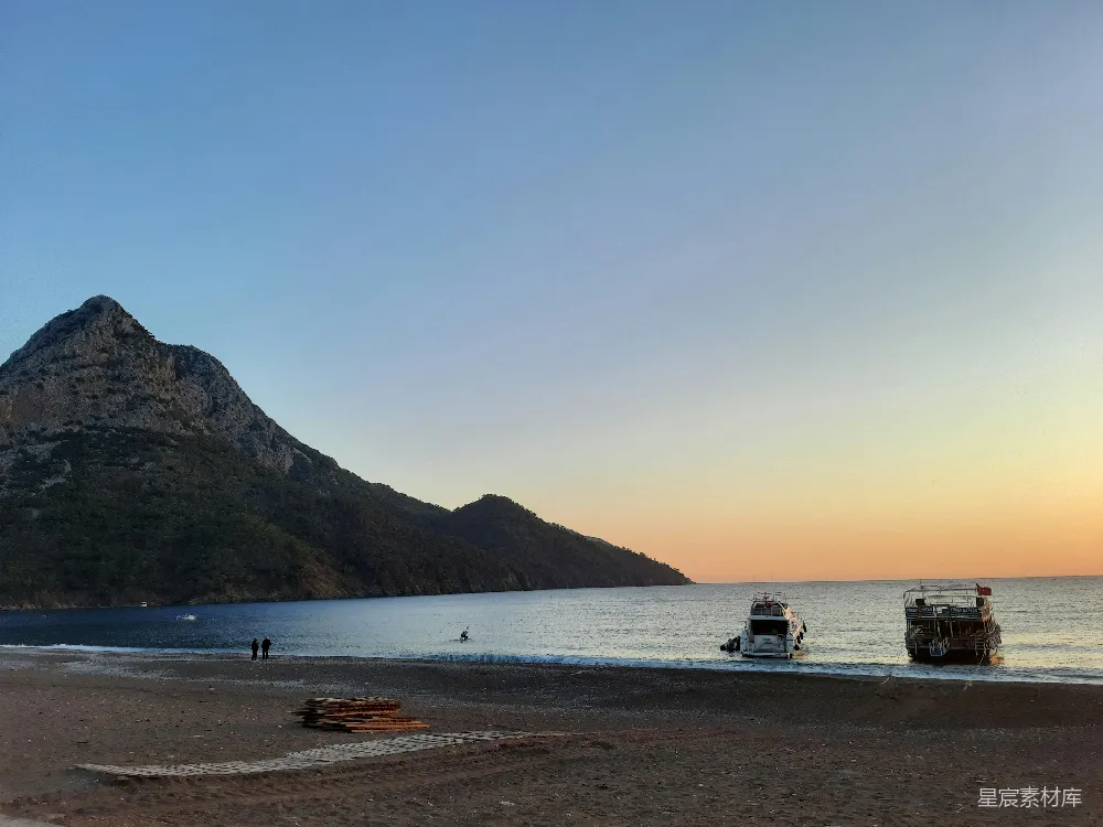高清摄影  海滩背景有山