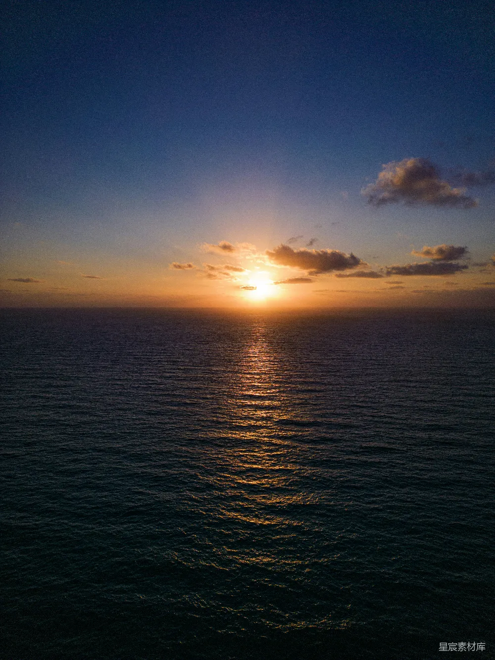 高清摄影  一片广阔的水域，背景中有一抹夕阳。