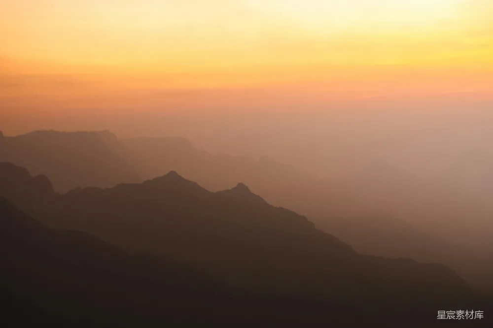 高清摄影  夕阳西下，山峦连绵。