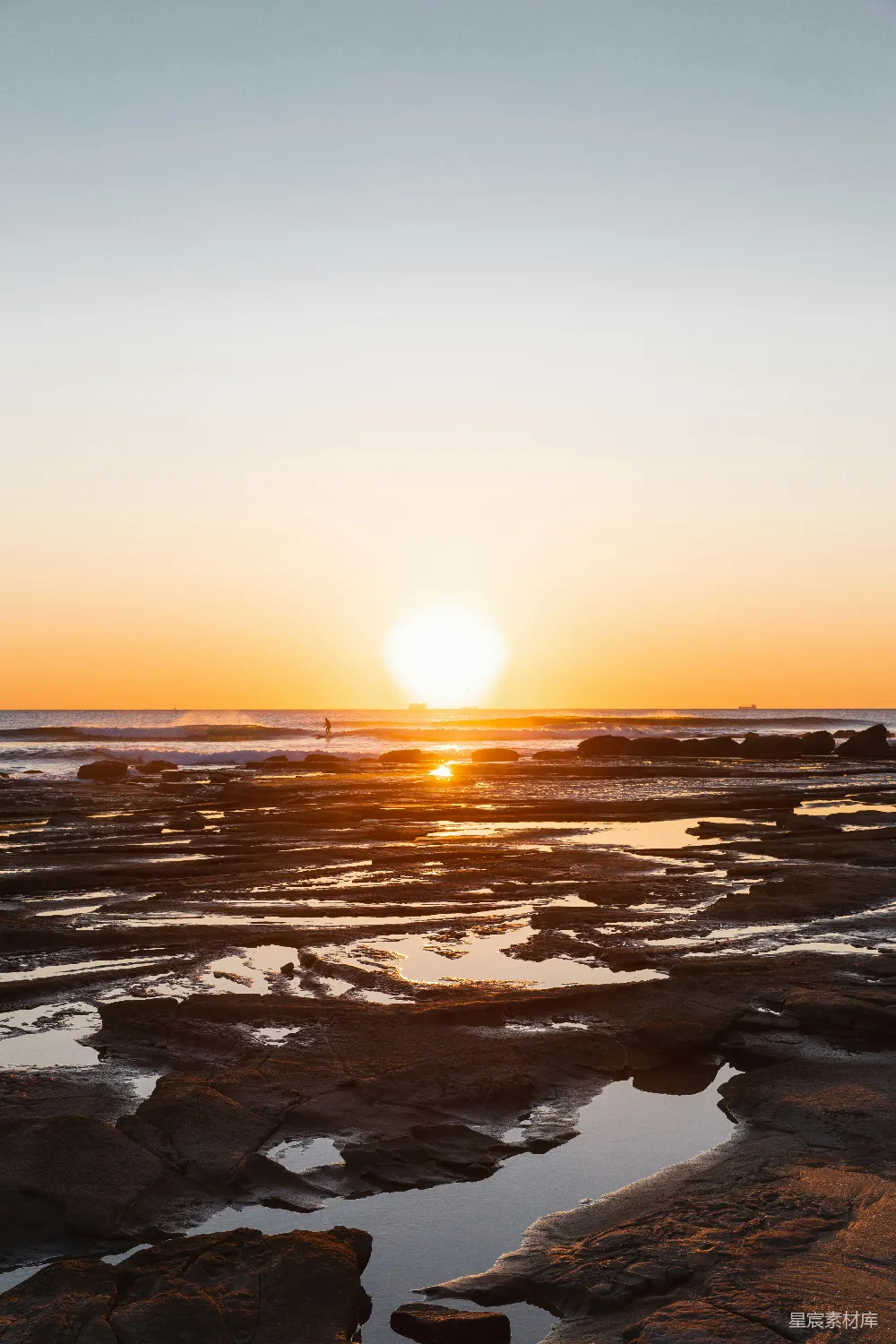 高清摄影 壁纸 自然 夕阳正挂在水面上的海滩上。