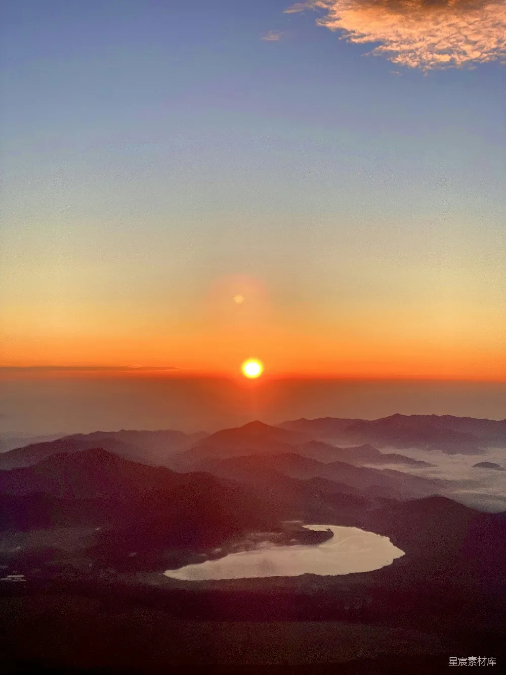 高清摄影  太阳正在群山之上落下。