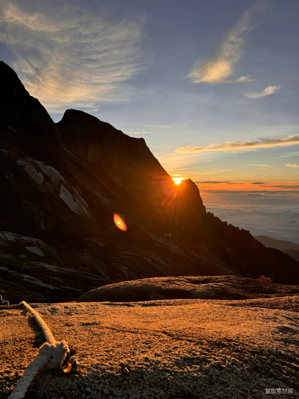高清摄影  夕阳正落下山峦之上