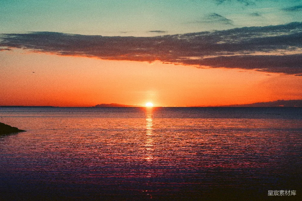 高清摄影  夕阳正在水面上落下