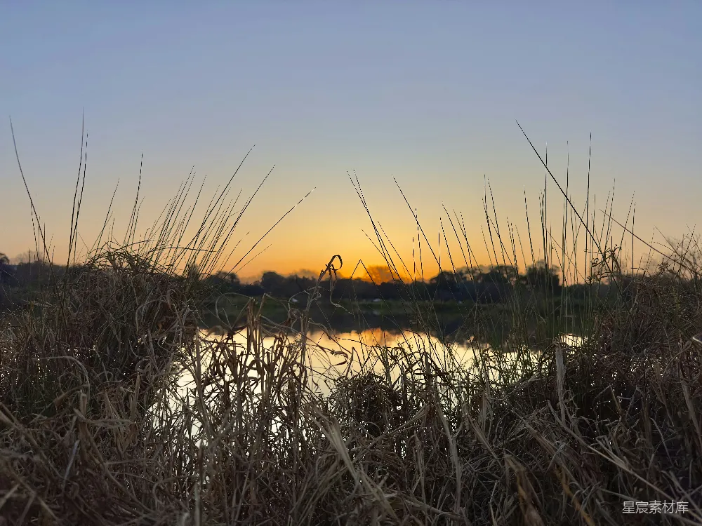 高清摄影  夕阳正照耀在水面上。