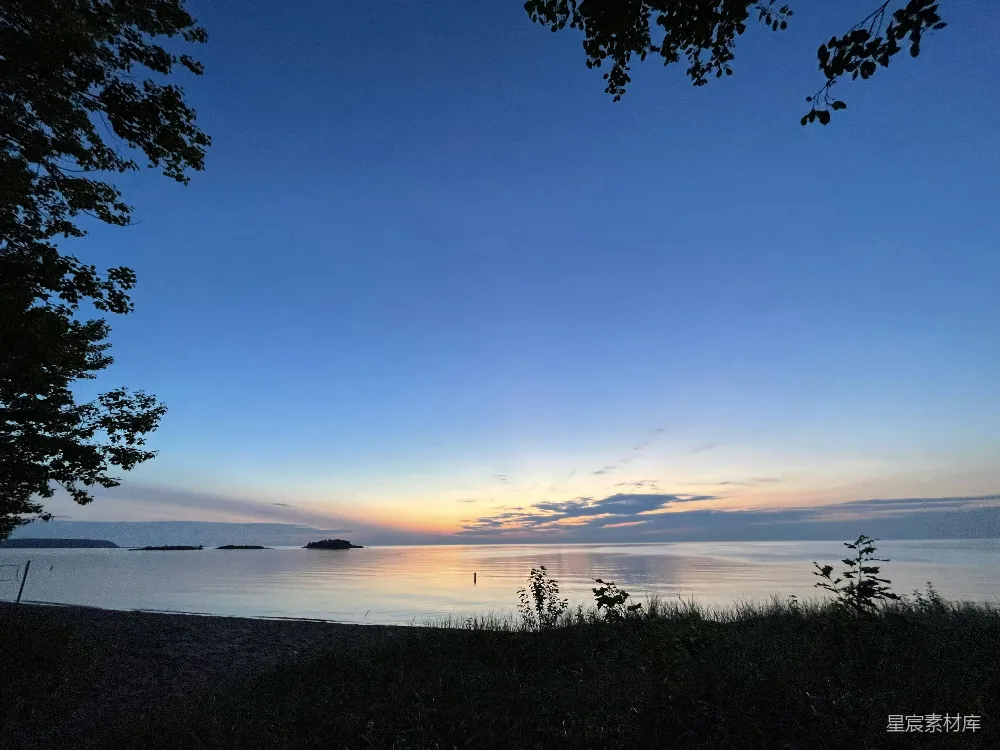高清摄影  夕阳正照在海滩上的水面上。