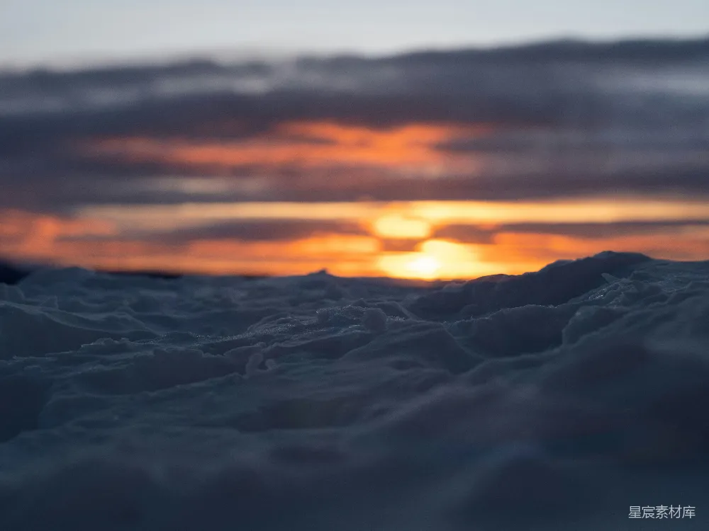 高清摄影  夕阳在白雪覆盖的天空中落下