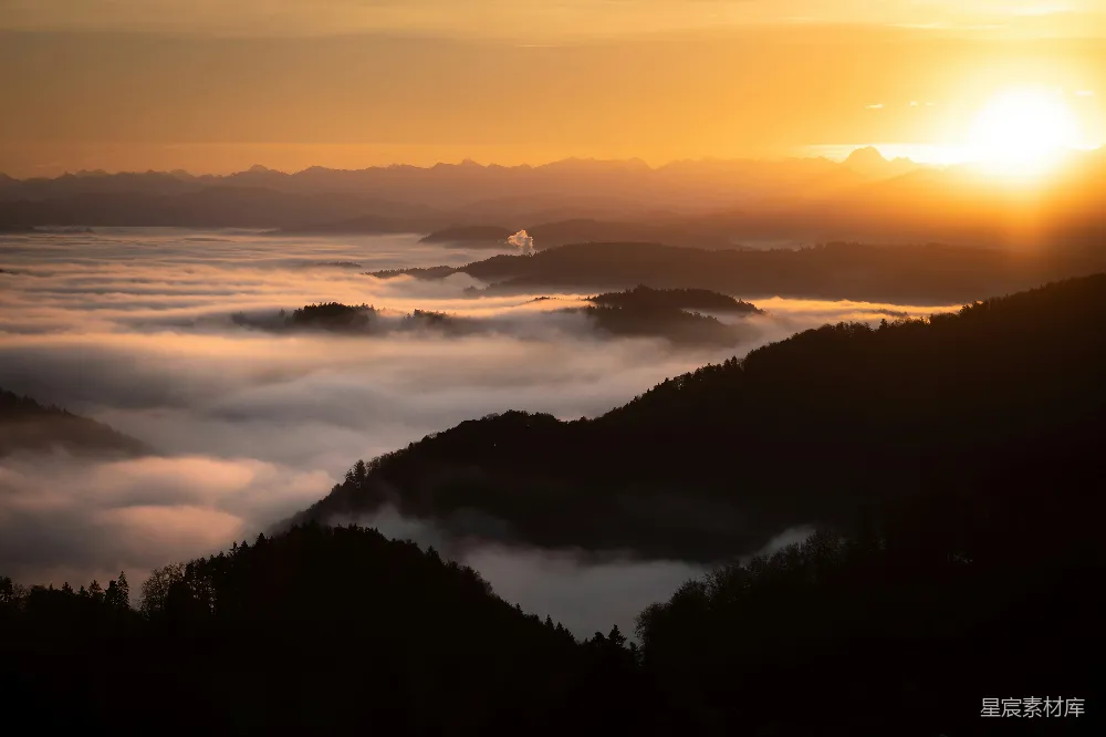 高清摄影  夕阳西下，山峦笼罩在雾中