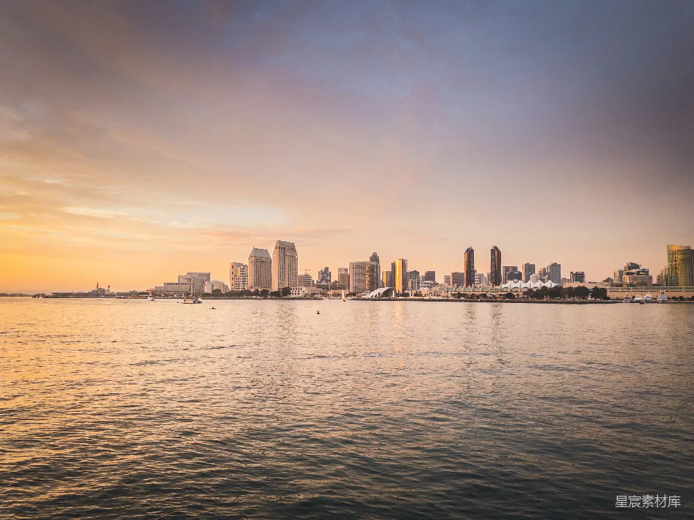 高清摄影  夕阳下的水边城市天际线