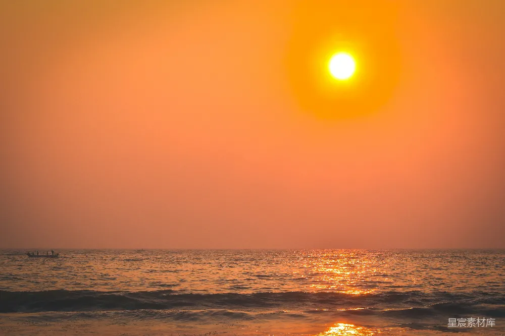 高清摄影 旅行 自然 壁纸 夕阳正缓缓落下，海面波光粼粼，远处有一艘小船。