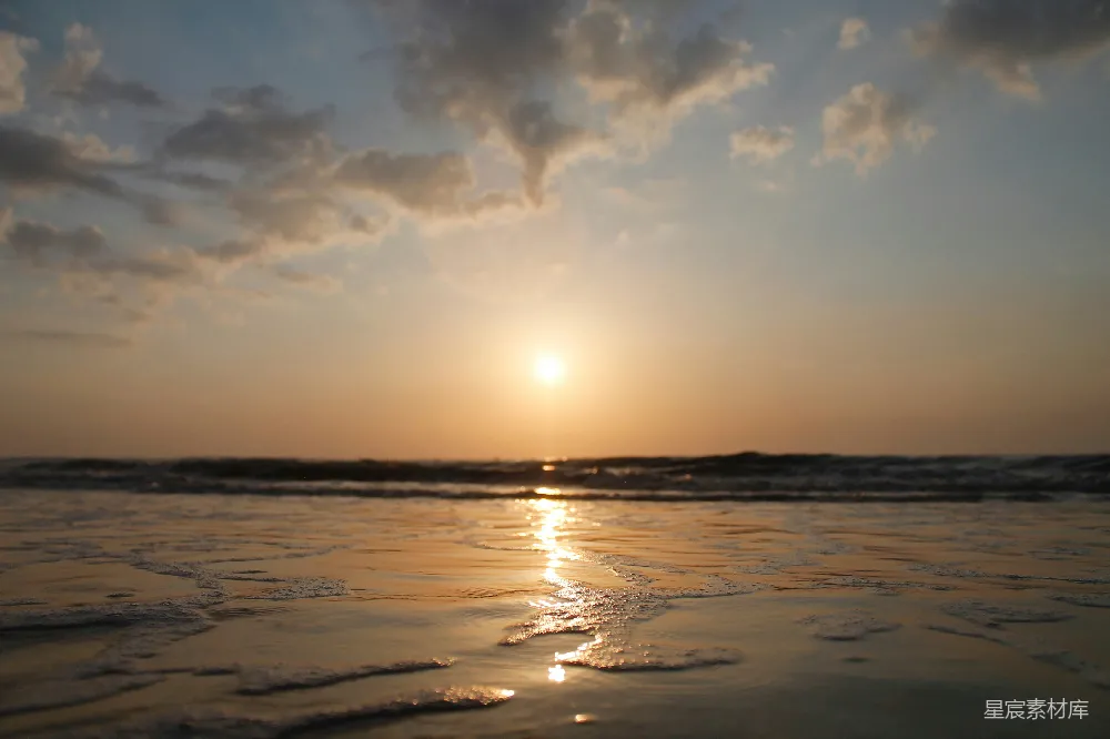 高清摄影  夕阳正缓缓落向海面。