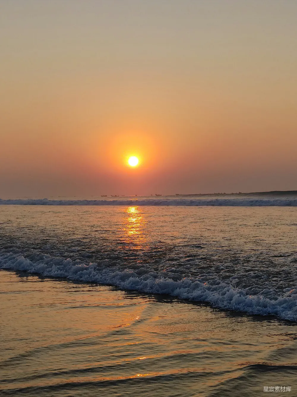 高清摄影 自然 平静的海面上夕阳西下，波浪轻柔。