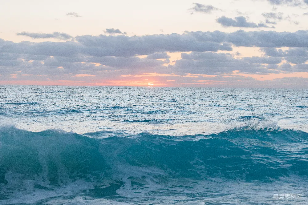 高清摄影 壁纸 自然 海浪在美丽的夕阳下拍打着。
