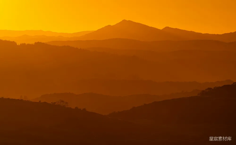 高清摄影 自然 夕阳正在山脉上落下