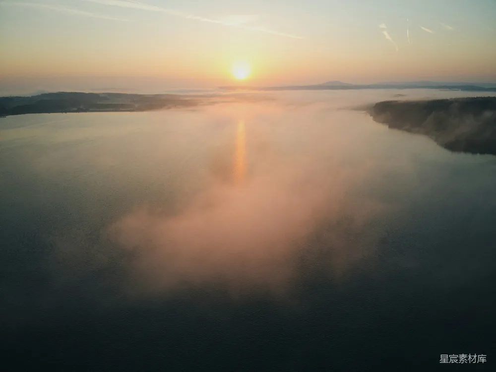 高清摄影  夕阳正照耀着一片水域