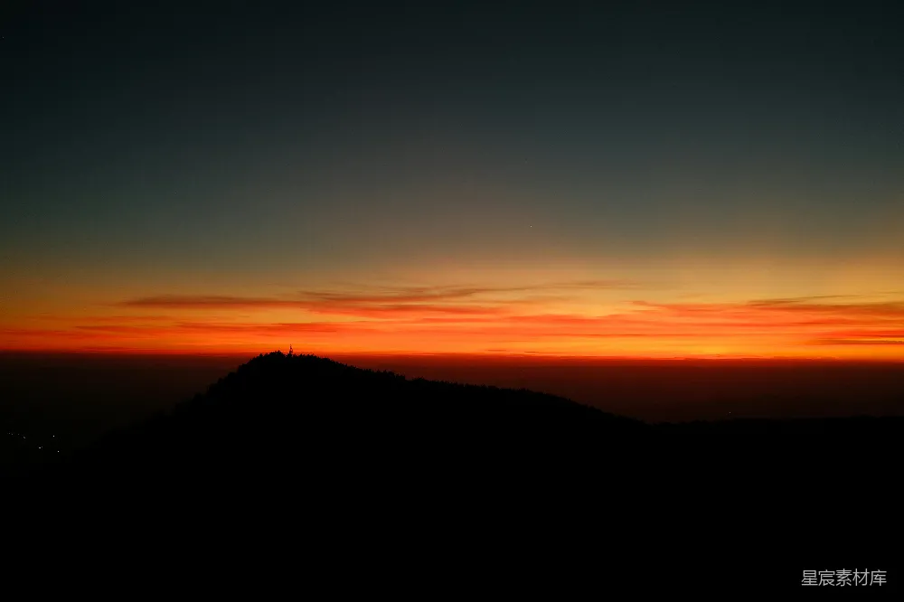 高清摄影 自然 壁纸 夕阳正挂在山顶上。