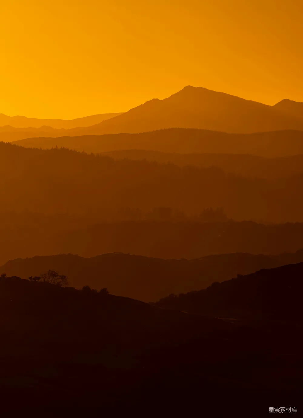 高清摄影 自然 夕阳正在山峦上落下。