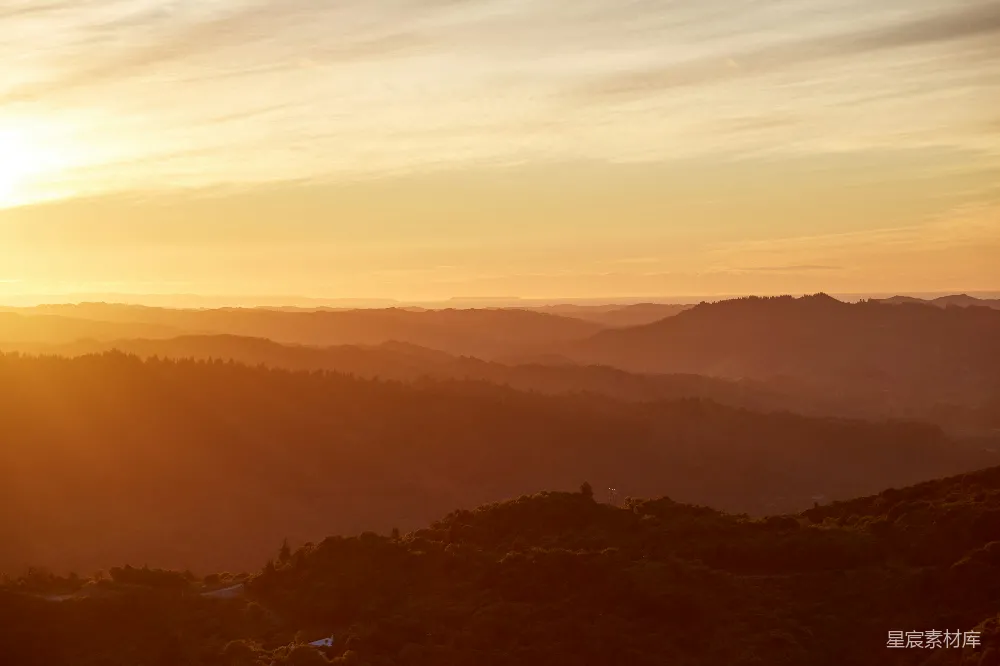 高清摄影  夕阳正挂在山脉之上