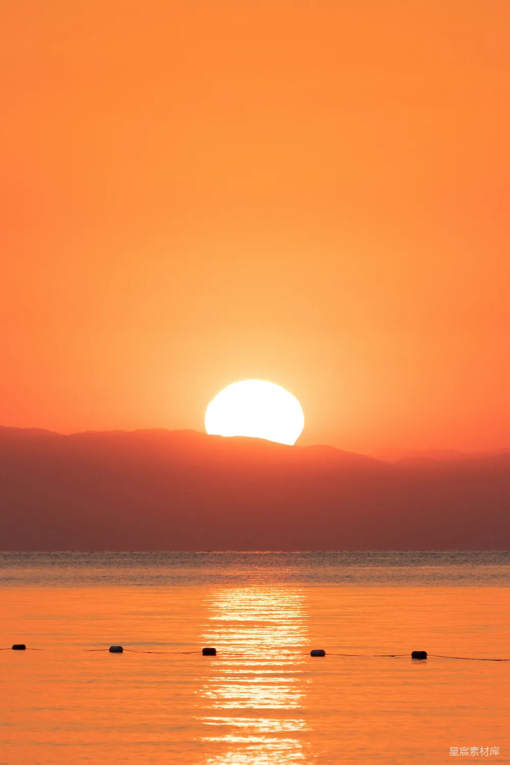高清摄影  夕阳下的山影