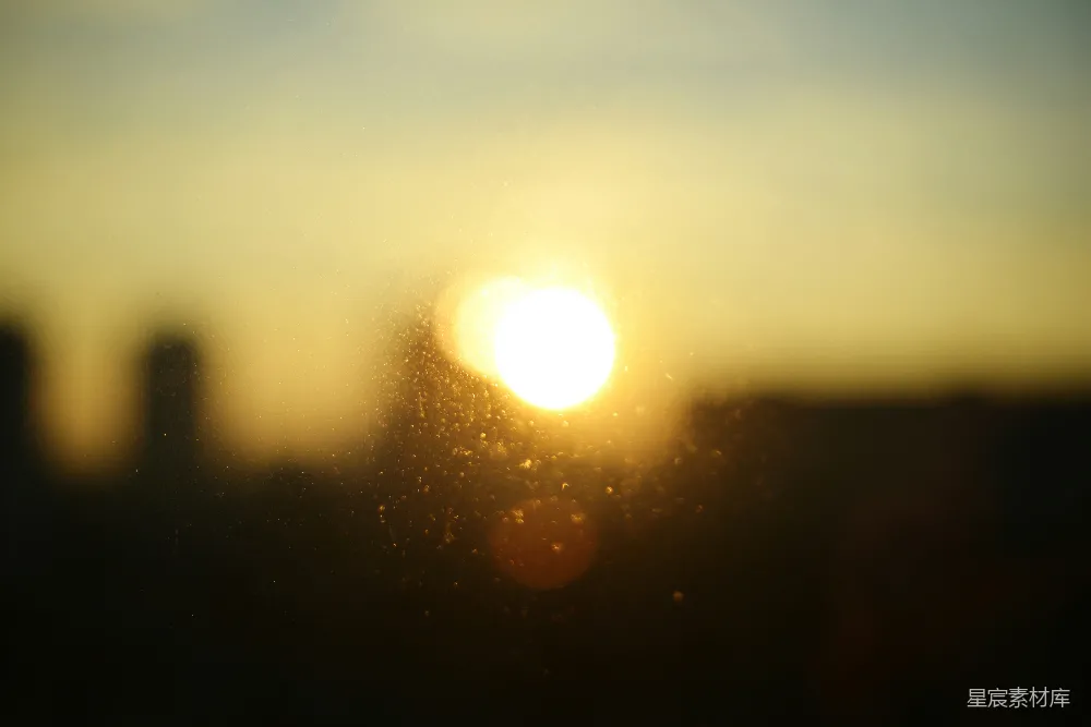 高清摄影  夕阳模糊地垂落在黑暗的地平线上。