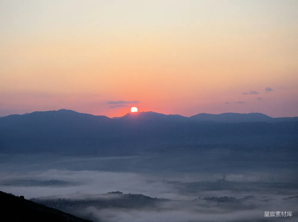 高清摄影  雾蒙蒙的山峦上空的朝霞以及山谷。