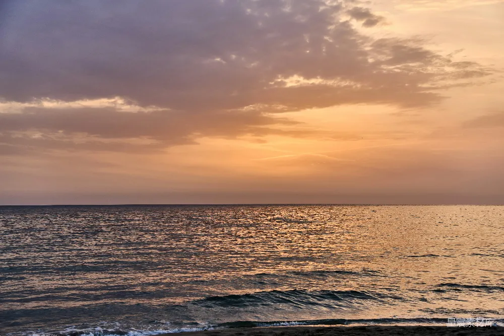 高清摄影 旅行 自然 壁纸 夕阳西下，平静的海面上漂浮着色彩斑斓的云朵。