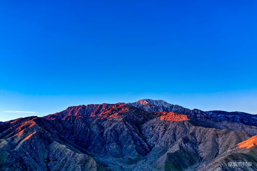 高清摄影  蓝天下的棕色岩石山