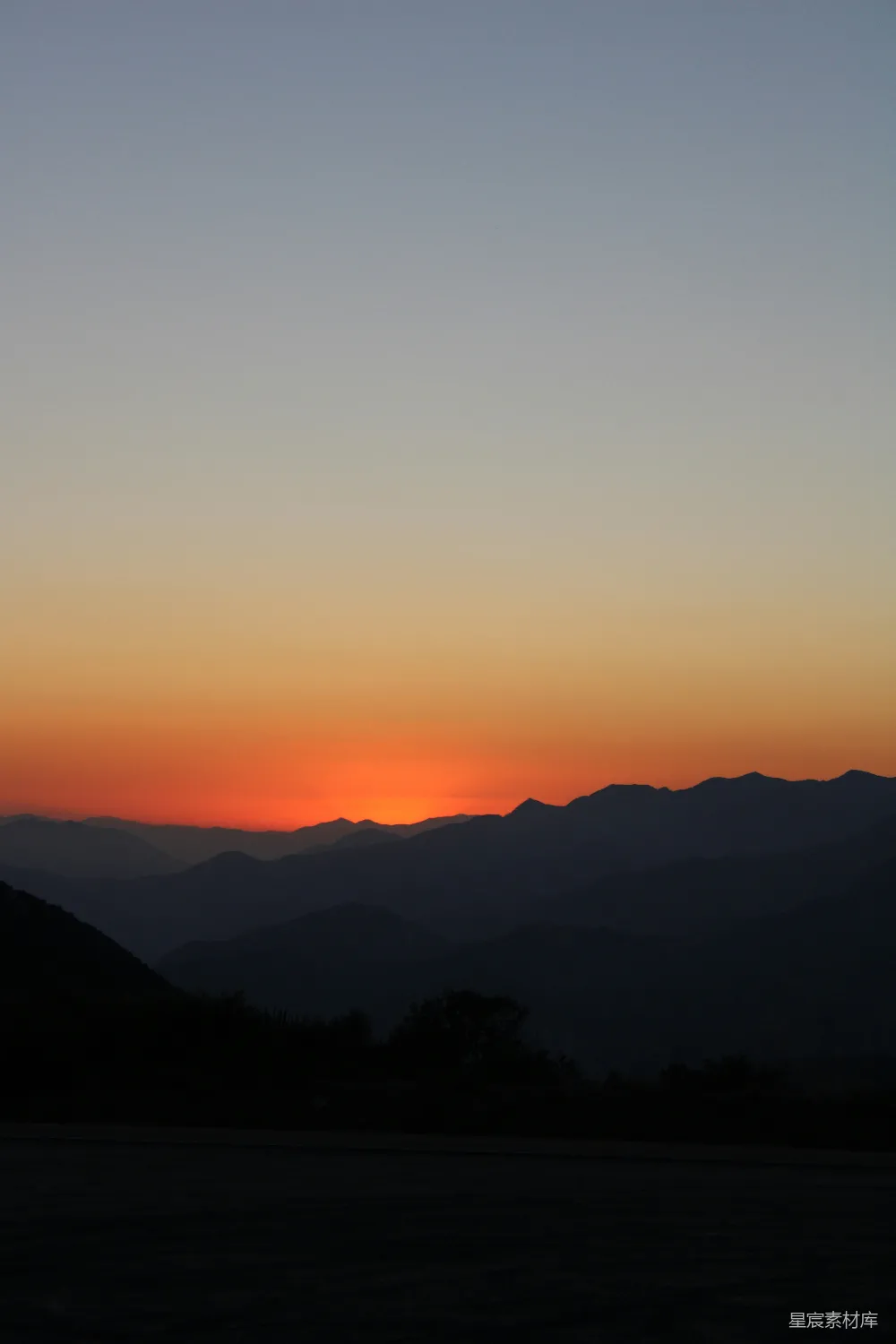 高清摄影  夕阳正落于山脉之上。