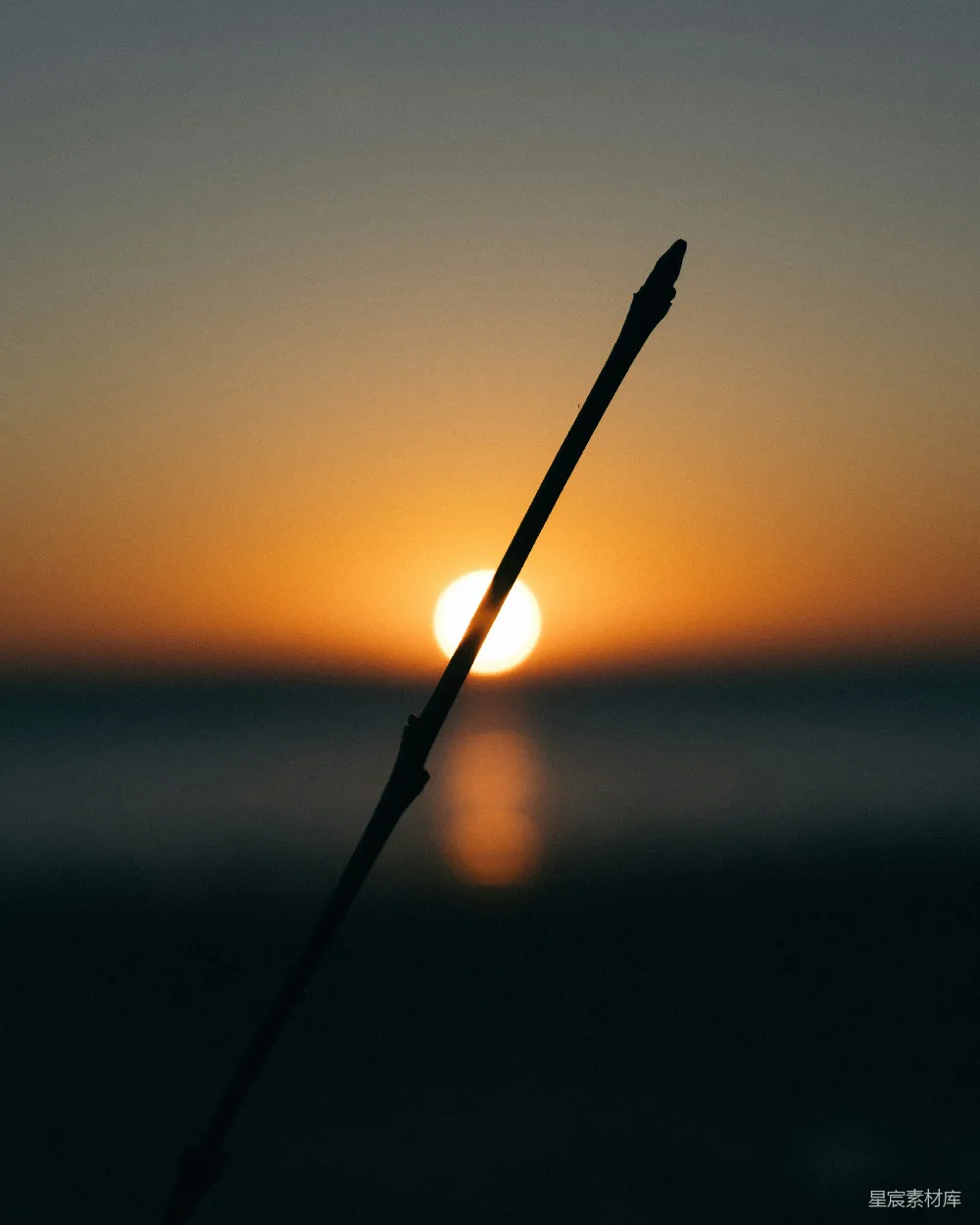 高清摄影  夕阳正在一汪水域上落下。