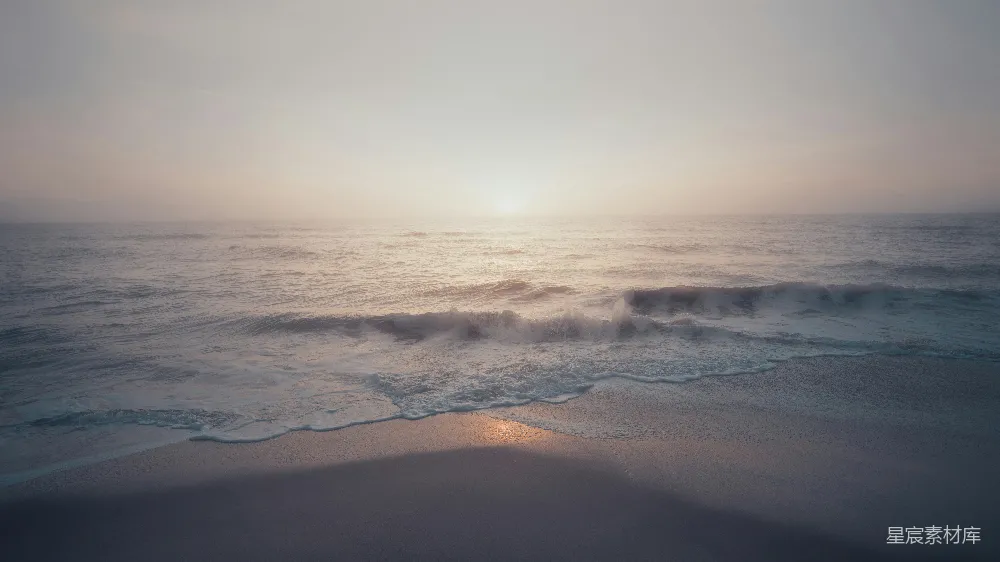 高清摄影  白天，海浪拍打着海岸。