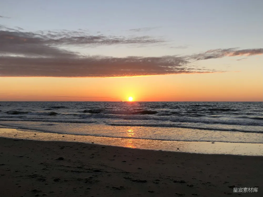 高清摄影  海浪在日落时拍打岸边。