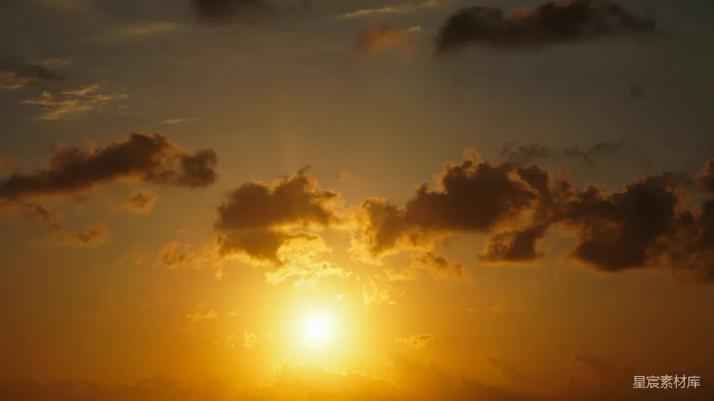 高清摄影  金光洒落，夕阳隐没在乌云之后。