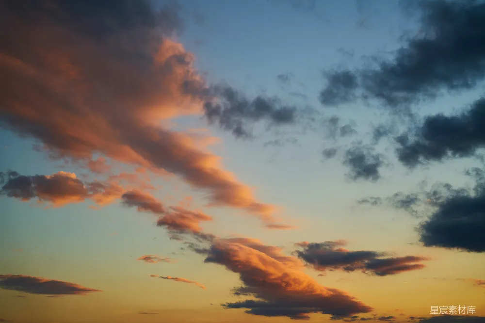 高清摄影  夕阳正挂在水面上方。