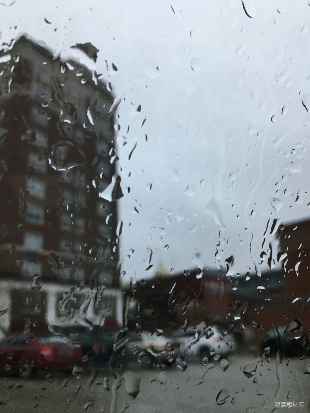 高清摄影 透过蒙上雨的窗户看的一栋建筑的景象