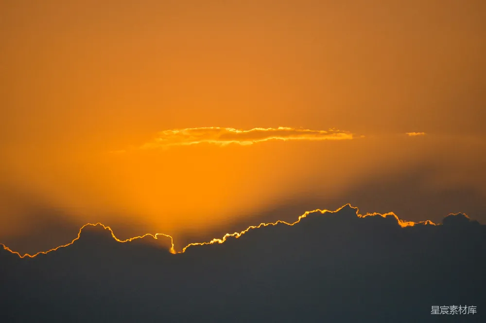 高清摄影  夕阳正挂在云层后面。