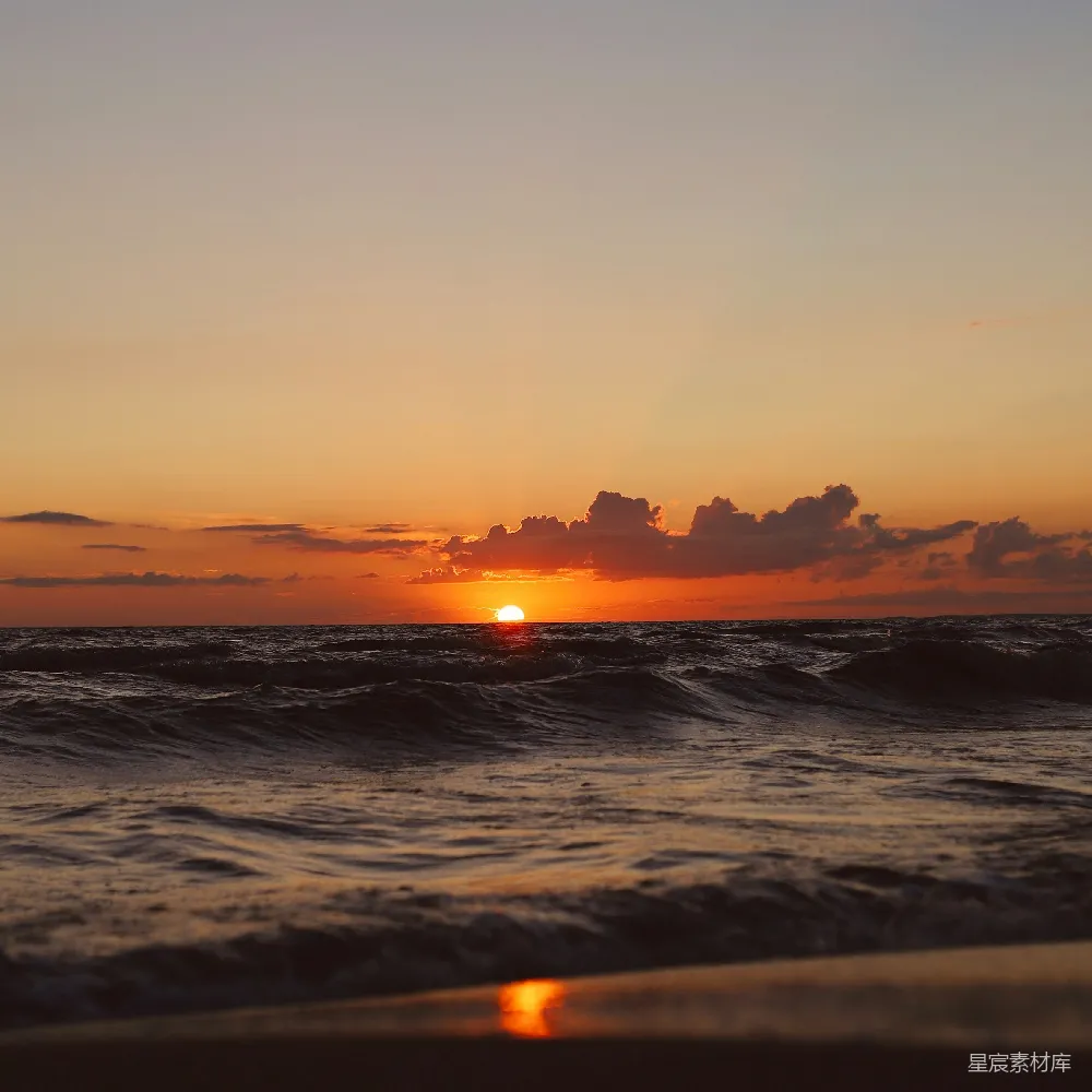 高清摄影  海浪在日落时拍打着海岸。