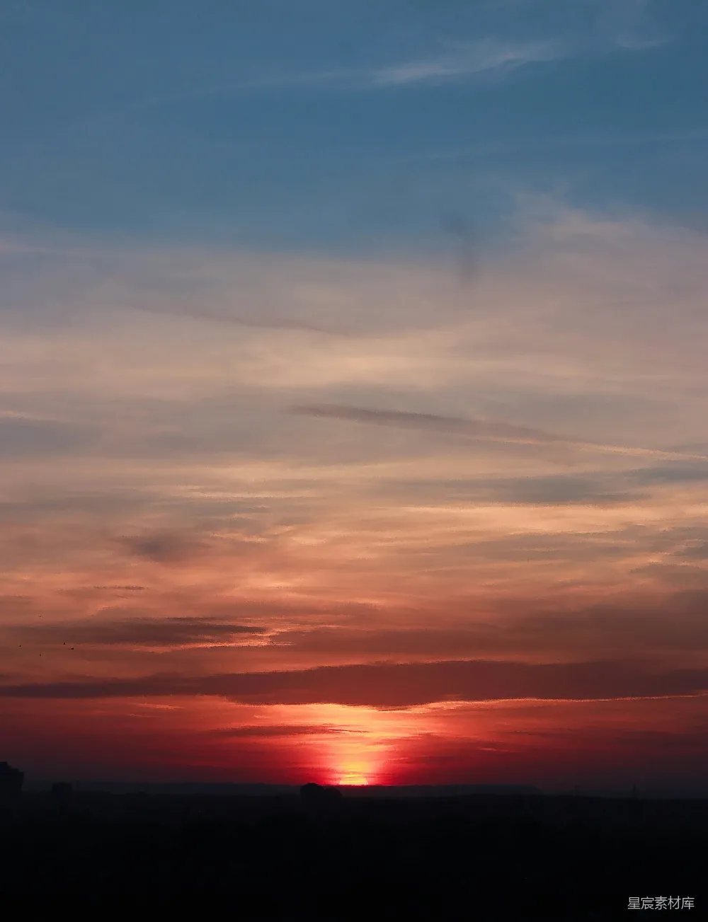 高清摄影 自然 夕阳正在田野的上空落下。