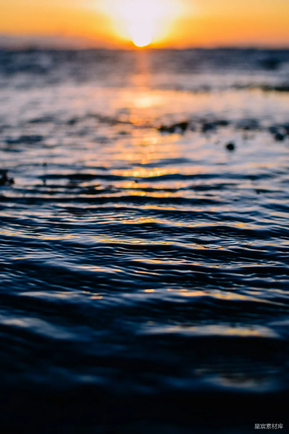 高清摄影  夕阳正在海面上落下。