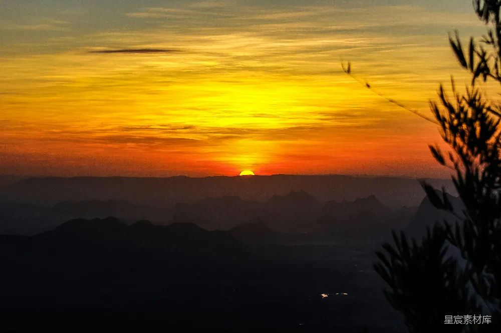高清摄影  夕阳下山脉的剪影