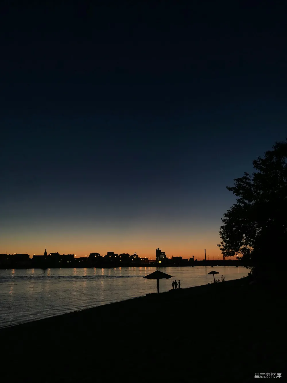 高清摄影  夕阳下，人们在公园中散步的剪影
