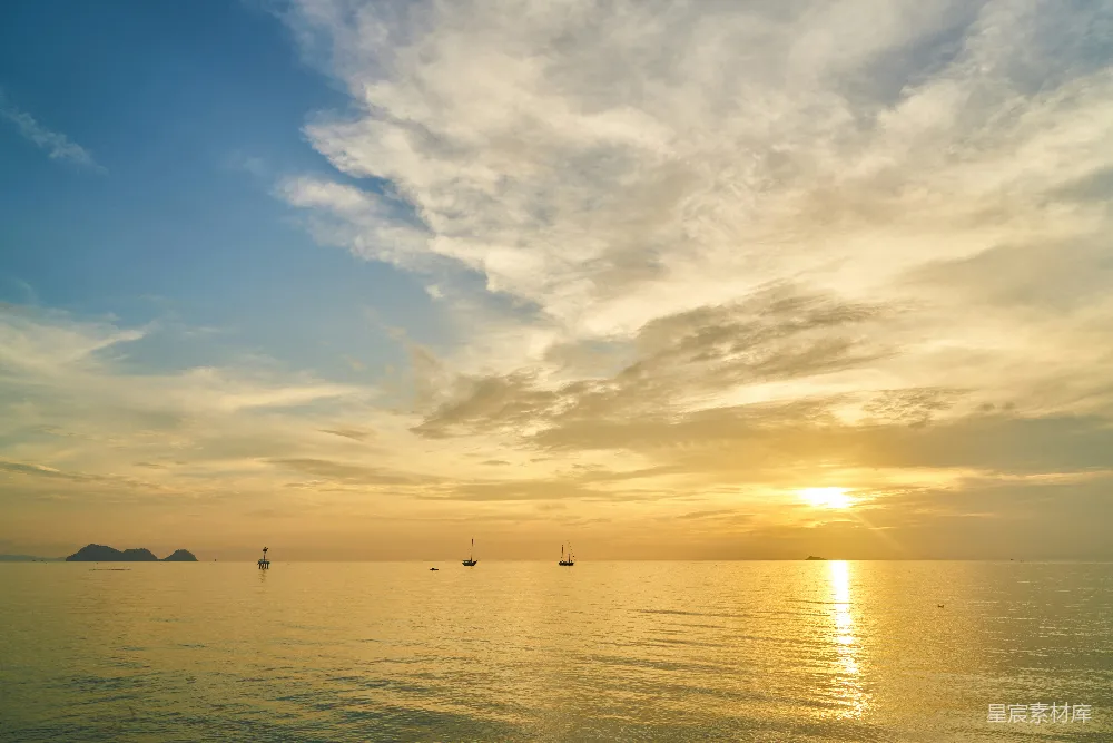 高清摄影  剪影，一个人在夕阳下的海上乘船。