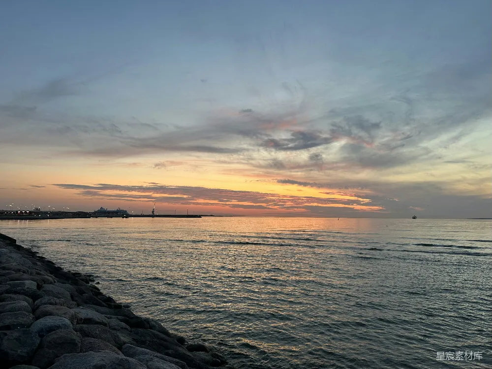 高清摄影  夕阳正在海边的水面上落下。