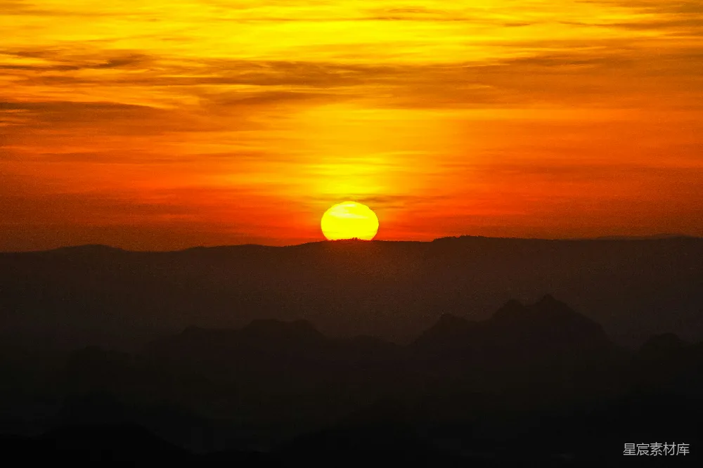 高清摄影  夕阳下山脉的剪影