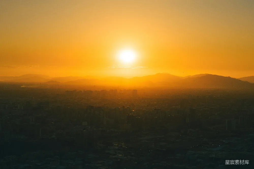 高清摄影 旅行 壁纸 电影 夕阳西下，城市远景中耸立着连绵的山脉。