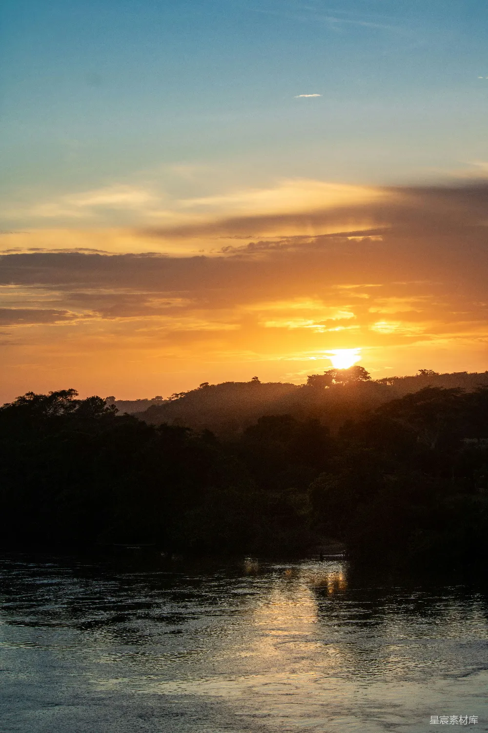 高清摄影  夕阳正在水面上落下